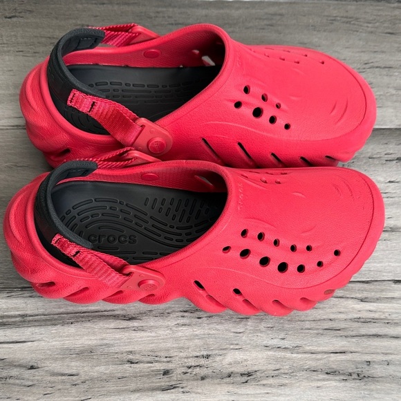 CROCS Men Vibrant Red Water Shoes - Picture 2 of 12